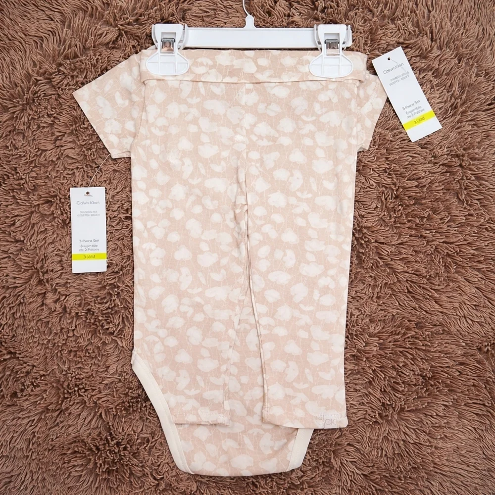 Calvin Klein 3 Piece Set Soft Beige 2 Bodysuits & Pants 3-6 M - New with Tags
